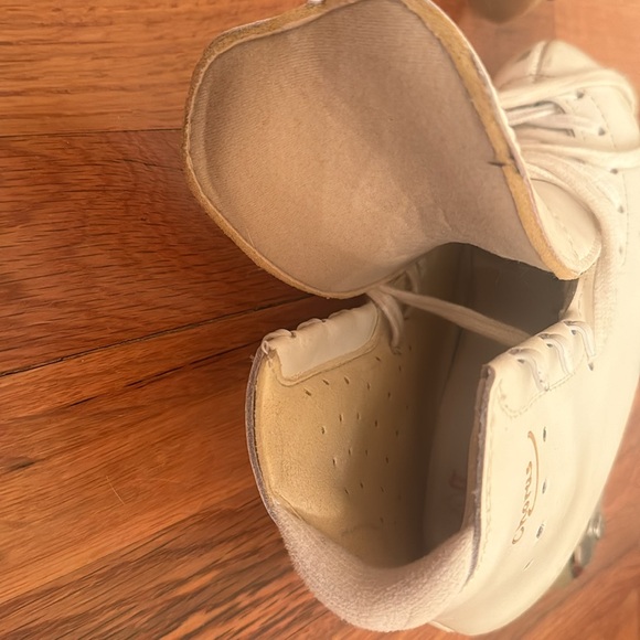 Edea Chorus figure skating boot with Snow White roller blades attached size 215 - Picture 3 of 11